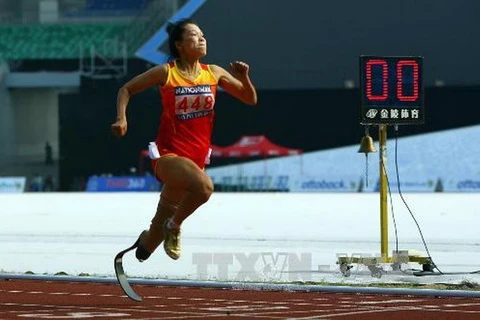 L'athlète Nguyễn Thị Thủy remporte médaille d'or en 100 m dames. (Photo: Huy Hung/VNA)